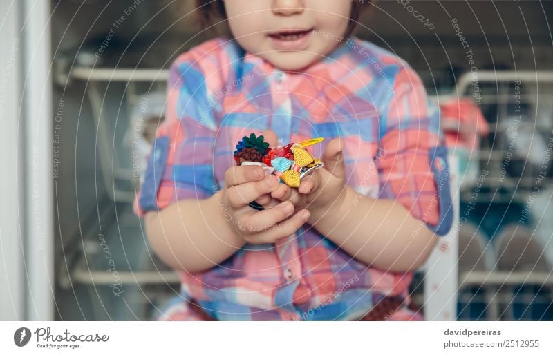 Babymädchen spielt mit Haarspangen in den Händen Lifestyle Freude Glück schön Spielen Haus Kind Mensch Frau Erwachsene Kindheit Hand Blume Mode Bekleidung