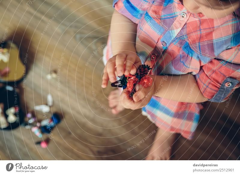Babymädchen spielt mit Haarspangen in den Händen Lifestyle Freude Glück schön Spielen Haus Kind Mensch Frau Erwachsene Kindheit Hand Mode Bekleidung Accessoire
