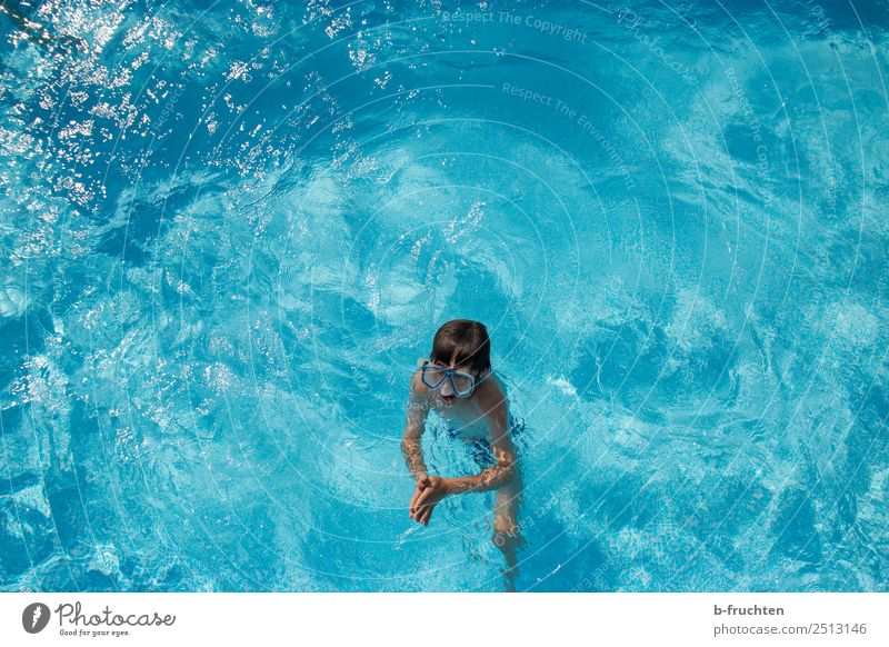 Kind im Swimmingpool Leben Schwimmbad Schwimmen & Baden Ferien & Urlaub & Reisen Tourismus Sommerurlaub Junge Bewegung stehen frisch blau türkis Freude