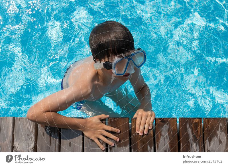 Spass im Wasser Leben Schwimmbad Schwimmen & Baden Ferien & Urlaub & Reisen Sommerurlaub Kind Gesicht Arme Hand Badehose Brille tauchen Coolness frisch