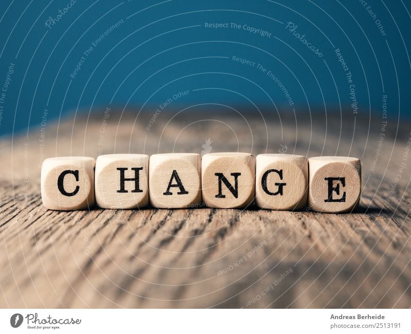 Holzwürfel mit dem Wort Change Lifestyle Leben Beruf Business Schriftzeichen Bewegung Idee innovativ Inspiration Kreativität Problemlösung Zukunft change Chance