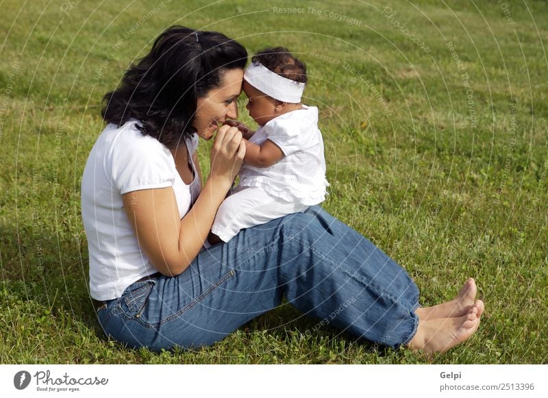 Mutter spielt mit ihrer Tochter auf der Wiese Freude Glück schön Leben Spielen Kind Mensch Baby Kleinkind Frau Erwachsene Eltern Familie & Verwandtschaft