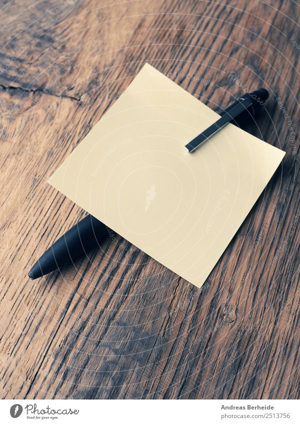 Gelber Merkzettel mit einem Kugelschreiber Büro Business Papier Zettel Schreibstift Hilfsbereitschaft Idee innovativ Inspiration Kreativität Problemlösung