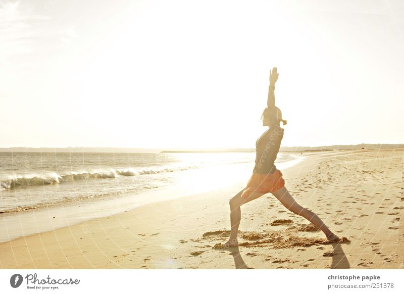 Krieger am Strand Wellness Leben harmonisch Wohlgefühl Zufriedenheit Erholung Meditation Ferien & Urlaub & Reisen Sommer Sommerurlaub Meer Wellen Yoga