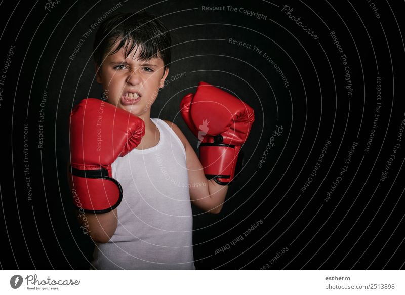 kleiner Junge mit Boxhandschuhen auf schwarzem Hintergrund Lifestyle Sport Kampfsport Erfolg Mensch maskulin Kleinkind Kindheit 1 8-13 Jahre Handschuhe Fitness