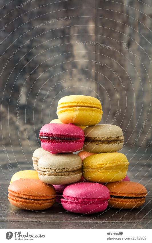 Französische Makronen Macaron süß Bonbon Süßwaren Lebensmittel Speise Foodfotografie Dessert lecker Snack Plätzchen Tradition rosa Holz geschmackvoll purpur