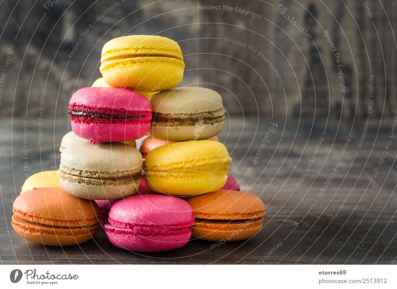 Farbige Makronen auf rustikalem Holzgrund Lebensmittel Kuchen Dessert Gesunde Ernährung Dekoration & Verzierung lecker süß rosa Farbe Tradition Macaron Bonbon