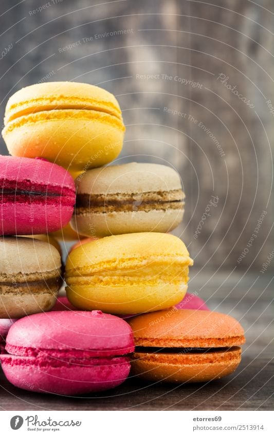 Farbige Makronen auf rustikalem Holzgrund Macaron süß Bonbon Lebensmittel Foodfotografie Dessert Französisch lecker Snack Plätzchen Keks Tradition rosa