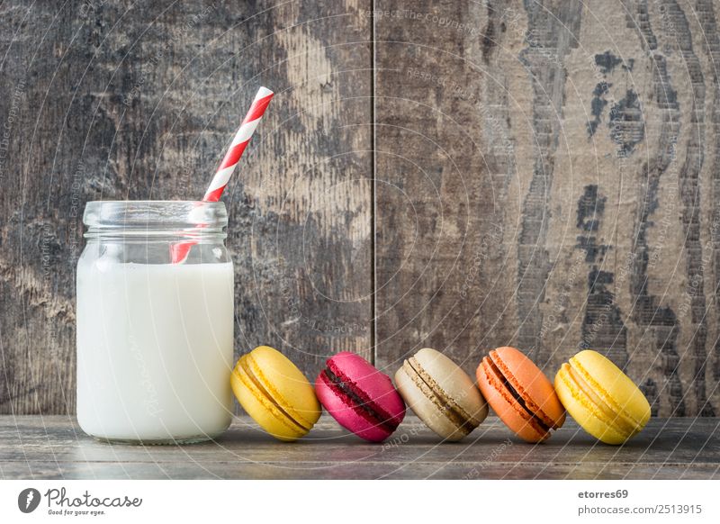 Französische Makronen und Milch Lebensmittel Foodfotografie Speise Backwaren Kuchen Dessert Gesunde Ernährung Dekoration & Verzierung Holz lecker süß Bonbon