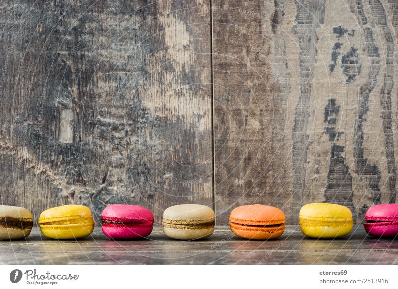 Farbige Makronen auf rustikalem Holzgrund Macaron süß Bonbon Gesunde Ernährung Foodfotografie Dessert Französisch lecker Snack Plätzchen Keks Tradition rosa