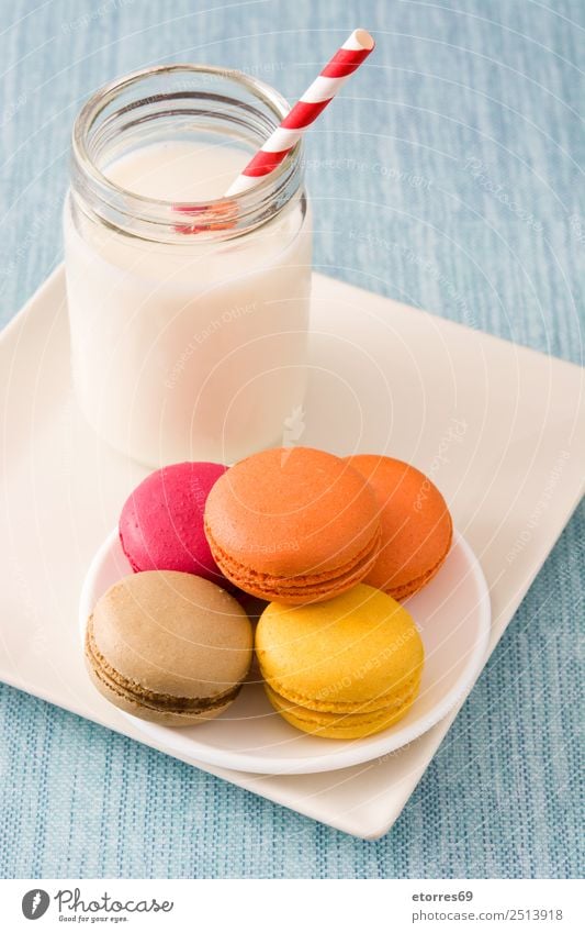 Milch und farbige Makronen auf blauem Hintergrund Macaron süß Bonbon Lebensmittel Gesunde Ernährung Foodfotografie Dessert Französisch lecker Snack Plätzchen