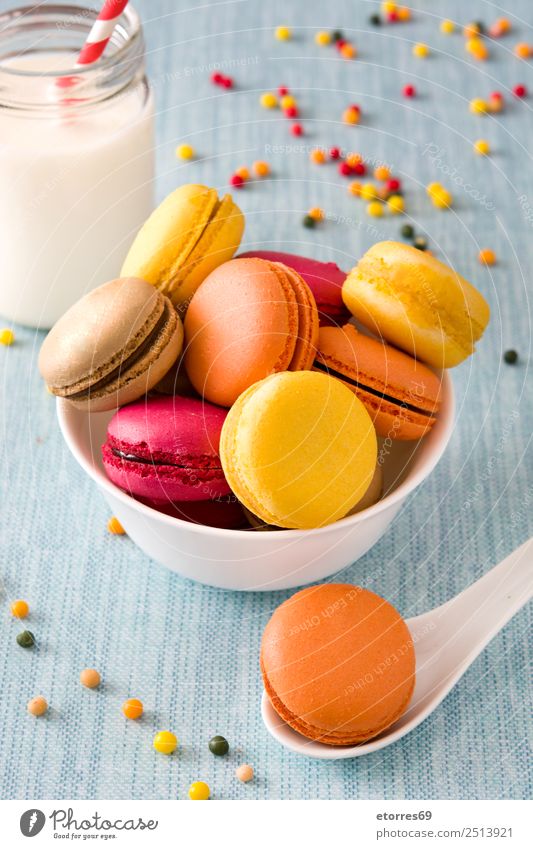 Milch und farbige Makronen auf blauem Hintergrund Macaron süß Bonbon Lebensmittel Gesunde Ernährung Foodfotografie Dessert Französisch lecker Snack Plätzchen