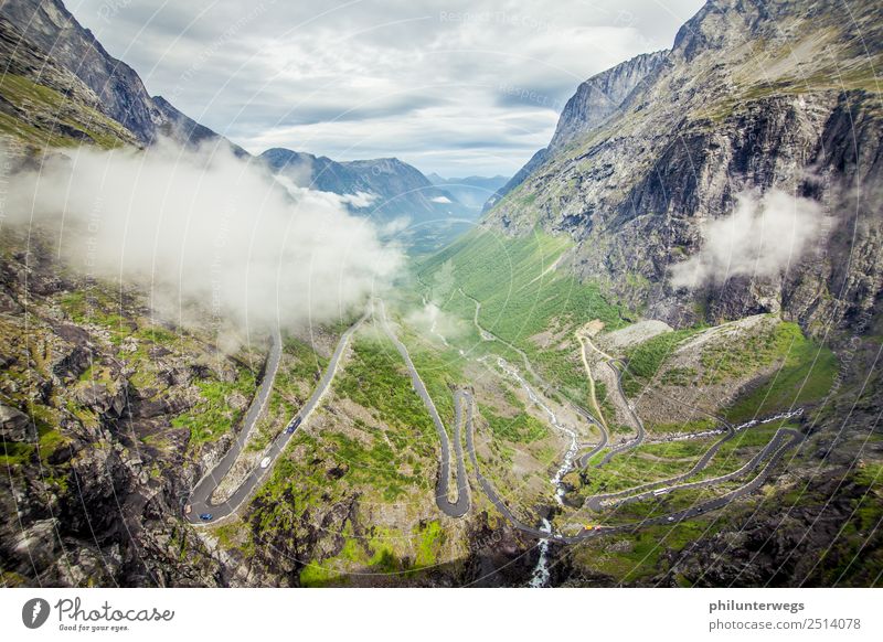 Trollstigen Serpentinenstraße in Norwegen mit Wolken Freizeit & Hobby Tourismus Ausflug Abenteuer Ferne Freiheit Sightseeing Expedition Umwelt Natur Landschaft