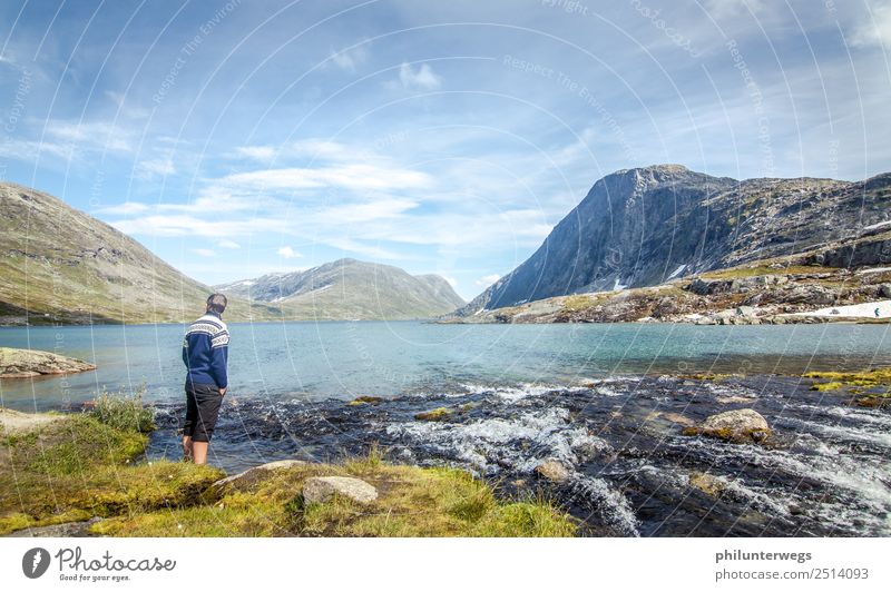 Mann steht mit Füßen im Wasser im Bergsee Umwelt Natur Landschaft Wolken Sommer Schönes Wetter Felsen Alpen Berge u. Gebirge Gipfel Küste Seeufer Bucht Fjord