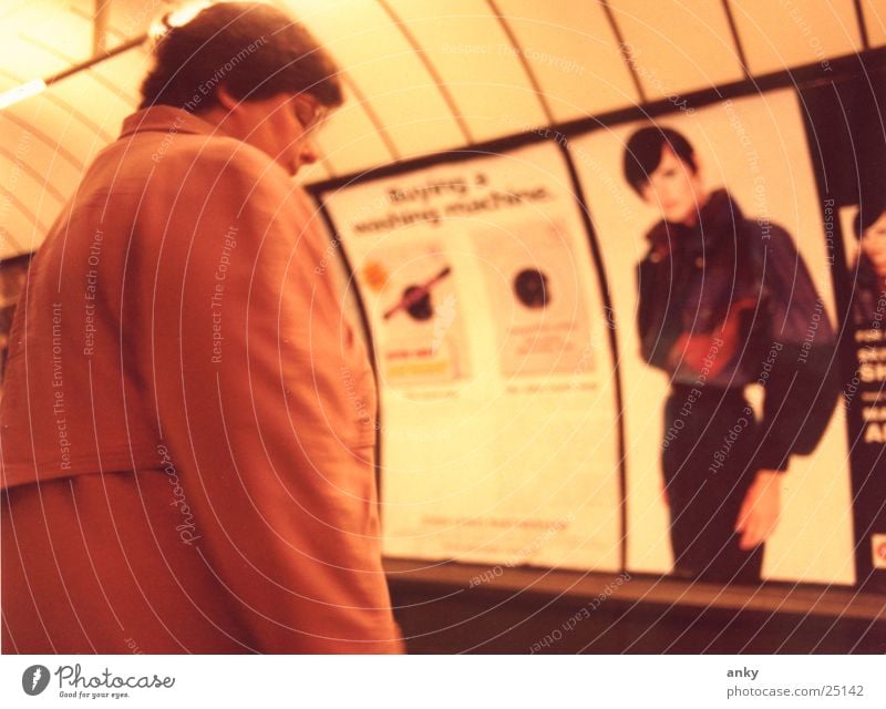 von angesicht zu angesicht U-Bahn Porträt Frau Denken London Underground warten