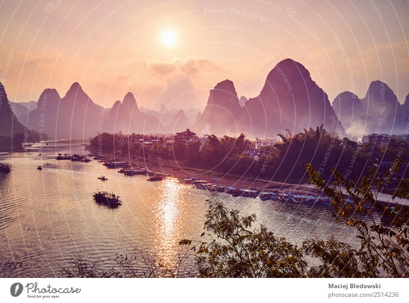 Malerischer Sonnenuntergang über dem Li-Fluss in Xingping, China Ferien & Urlaub & Reisen Tourismus Ausflug Abenteuer Freiheit Sightseeing Expedition