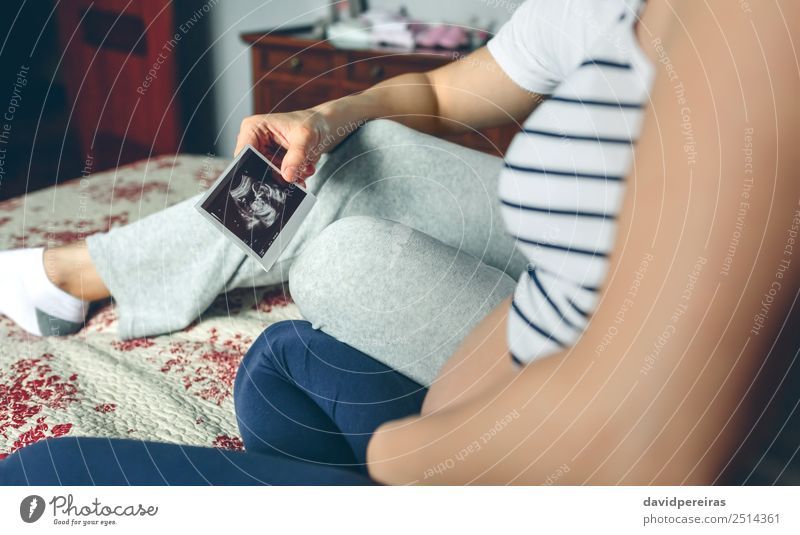 Ein Paar schaut sich den Ultraschall ihres Babys an. Prüfung & Examen Mensch Frau Erwachsene Mann Eltern Mutter Vater Familie & Verwandtschaft Partner Liebe