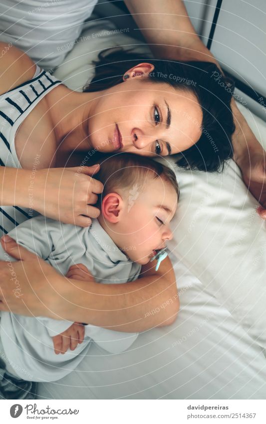 Ehepaar mit Sohn über Bett liegend schön Krankheit Schlafzimmer Kind Mensch Baby Kleinkind Frau Erwachsene Mann Eltern Mutter Vater Familie & Verwandtschaft