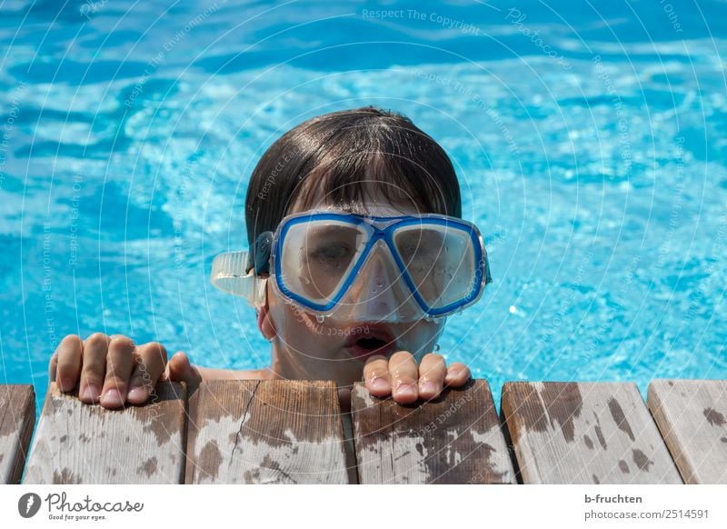 Kind mit Taucherbrille im Pool Leben Schwimmbad Schwimmen & Baden Ferien & Urlaub & Reisen Sommerurlaub tauchen Kindheit Gesicht Finger 1 Mensch Blick blau
