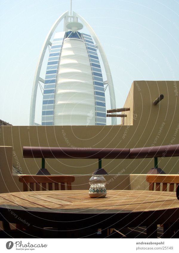 Burj Al Arab von unserer Hüdde aus Dubai Holz Licht Physik Architektur Glas Kontrast Sonne Wärme neu alt