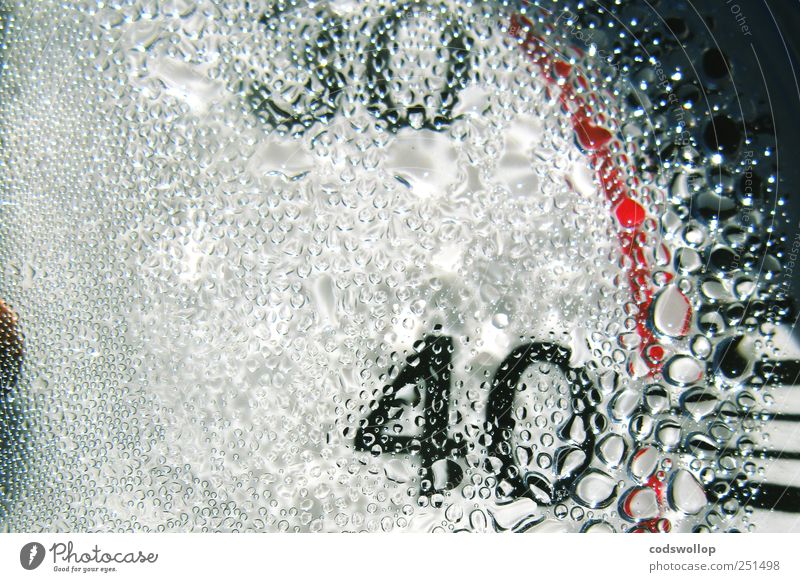 thirty forty Glas Kunststoff Zeichen Ziffern & Zahlen nass rot schwarz weiß Messinstrument Thermometer Tachometer Kondenswasser 30 40 Farbfoto Außenaufnahme