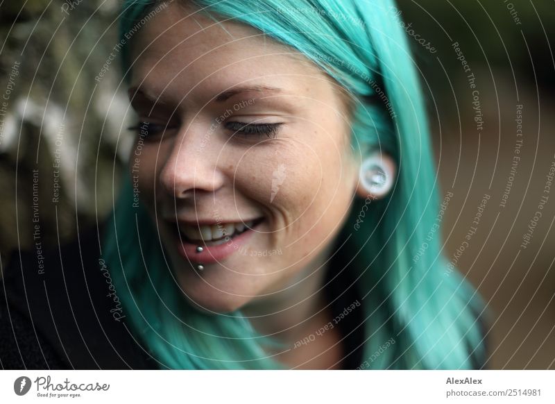 Junge Frau mit türkisen Haaren und Piercings lächelt Stil exotisch schön Leben Jugendliche 18-30 Jahre Erwachsene Schmuck langhaarig Punk Lächeln lachen