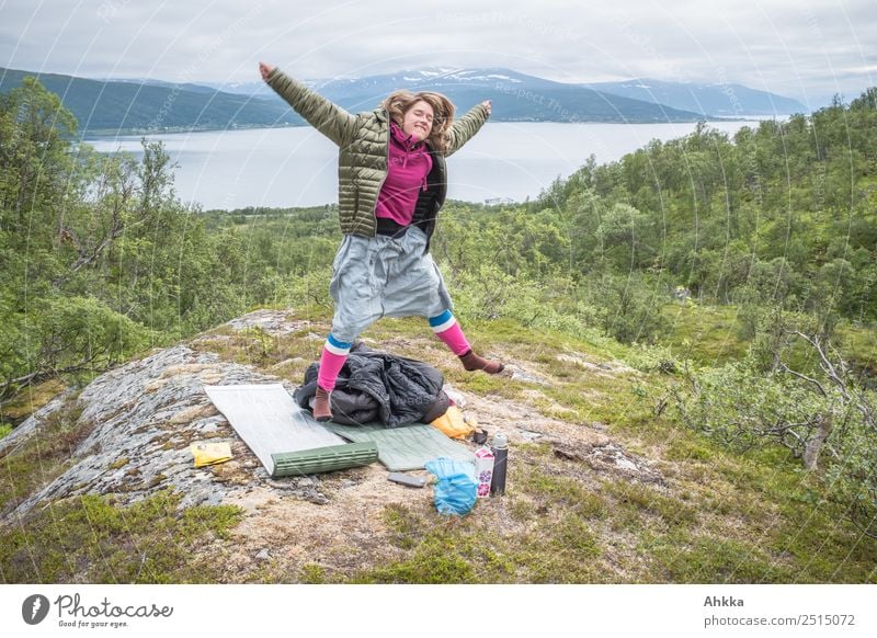 Junge Frau springt fröhlich, Zeltlager, Skandinavien Wohlgefühl Zufriedenheit Ferien & Urlaub & Reisen Abenteuer Ferne Freiheit Jugendliche Leben Natur Norwegen