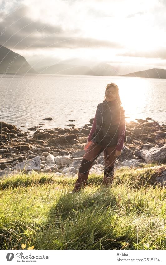 Junge Frau am Fjord Ferien & Urlaub & Reisen Ausflug Abenteuer Sommerurlaub Jugendliche Leben Landschaft Küste Meer Polarmeer Norwegen authentisch natürlich