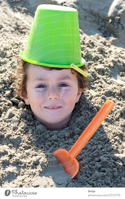 Kleinkind begraben im Sand des Strandes Freude Glück Gesicht Spielen Ferien & Urlaub & Reisen Sommer Sonne Meer Sport Kind Schule Mensch Junge Mann Erwachsene