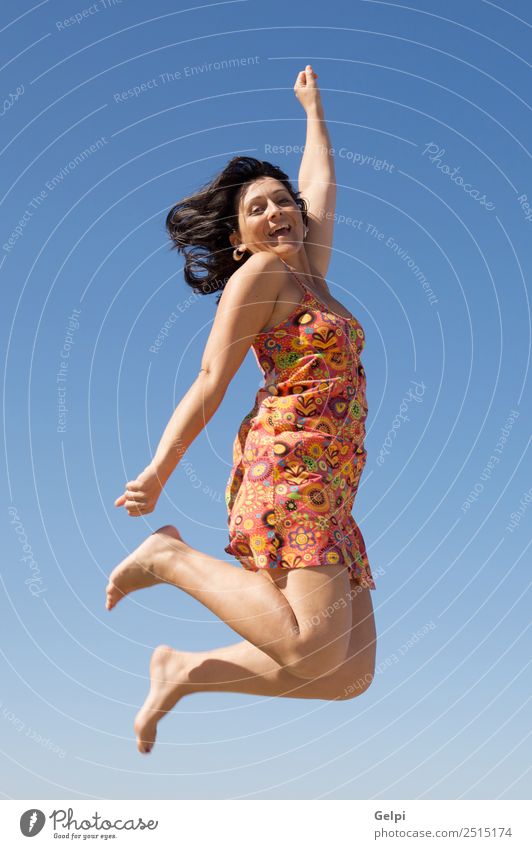Schönes Mädchen, das einen Hintergrund über den Himmel fliegt. Freude Glück Gesicht Freizeit & Hobby Ferien & Urlaub & Reisen Tanzen Sport Mensch Frau