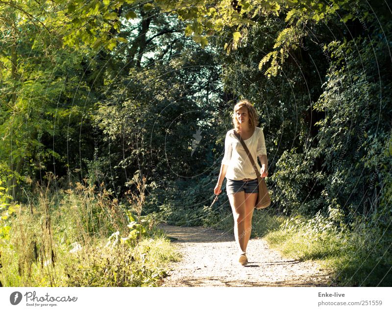 im Wandel Mensch feminin Junge Frau Jugendliche Erwachsene 1 Natur Sommer Schönes Wetter Baum Sträucher Grünpflanze Park Wald Stoff blond Locken Bewegung gehen