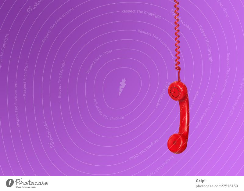 Rotes Telefonkabel, das isoliert auf violettem Hintergrund hängt. Büro Telekommunikation Business sprechen Technik & Technologie Kunststoff Linie alt hören