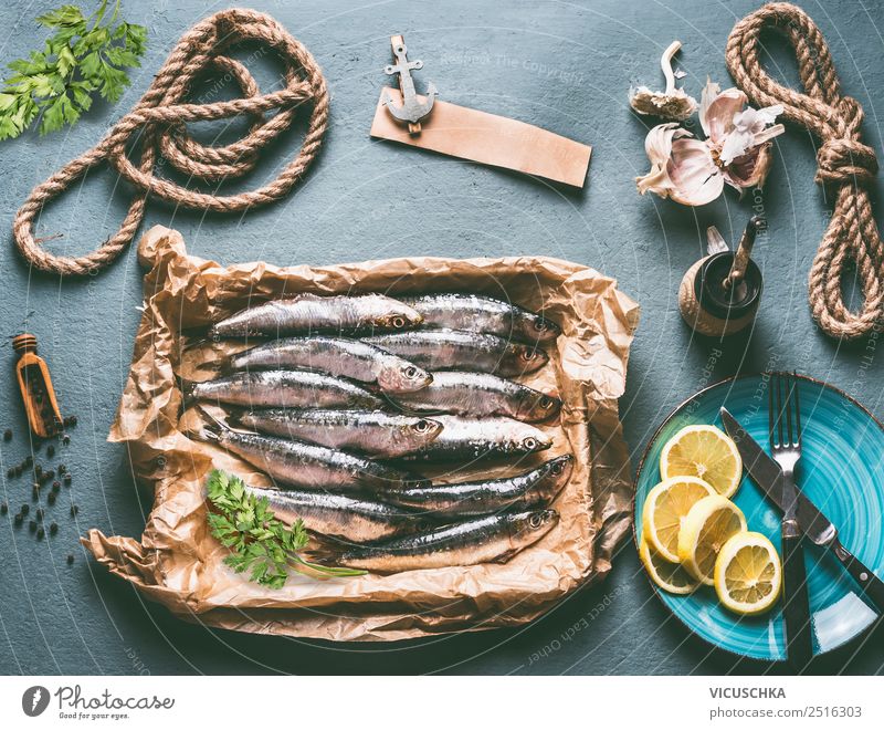 Sardinen auf dem Küchentisch mit Zutaten Lebensmittel Fisch Ernährung Mittagessen Abendessen Büffet Brunch Bioprodukte Vegetarische Ernährung Geschirr Teller