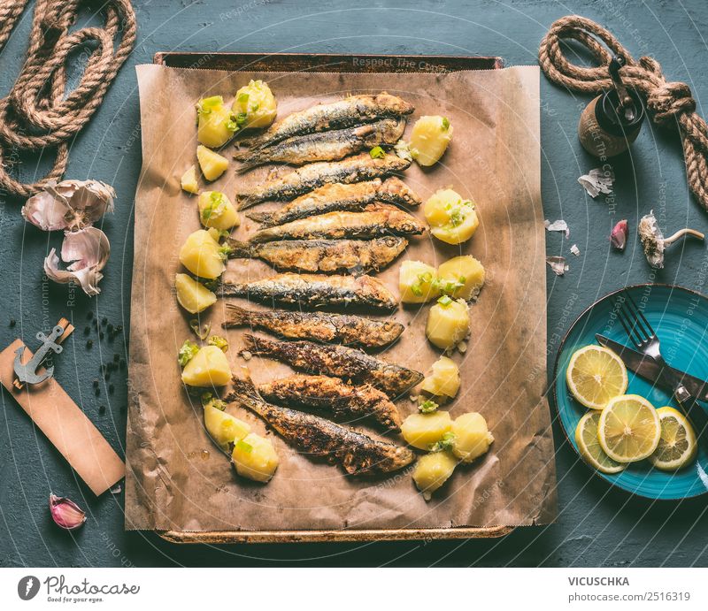 Gebratene Sardinen mit Kartoffeln und Zitrone Lebensmittel Fisch Kräuter & Gewürze Ernährung Mittagessen Abendessen Geschirr Stil Design Tisch Küche einfach