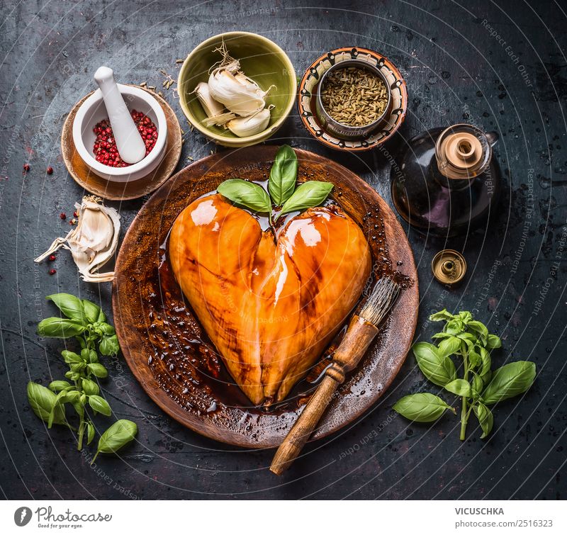 Mariniertes Hühnerbrustfilet in Herzform mit Reibpinsel Lebensmittel Fleisch Kräuter & Gewürze Öl Ernährung Bioprodukte Diät Geschirr Stil Design