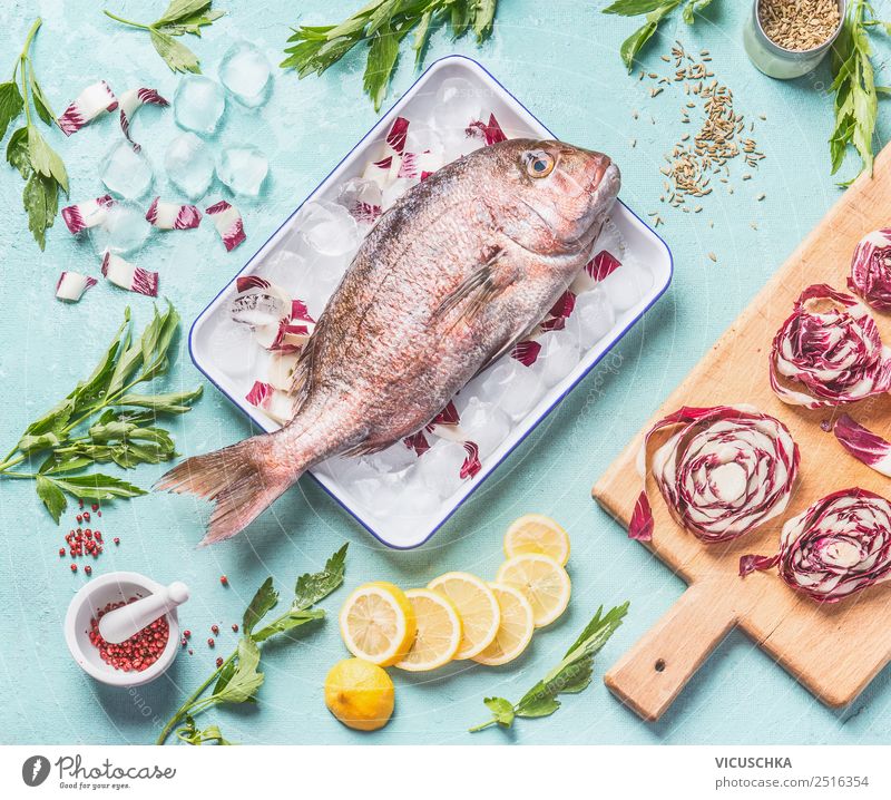 Rosa Dorado auf dem Küchentisch mit Zutaten Lebensmittel Fisch Gemüse Salat Salatbeilage Kräuter & Gewürze Ernährung Mittagessen Abendessen Bioprodukte Diät