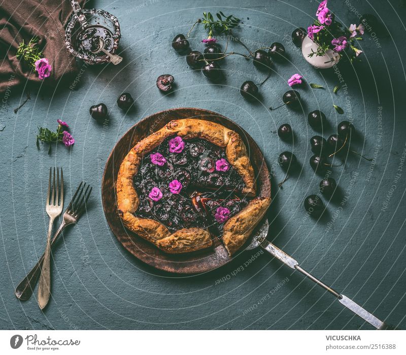 Hausgemachte schwarze Kirschen Kuchen Lebensmittel Frucht Dessert Ernährung Bioprodukte Geschirr Stil Design Sommer Häusliches Leben Tisch Küche Stillleben
