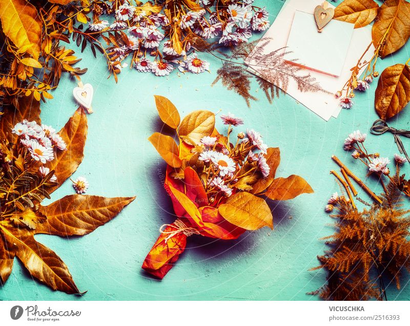 Herbstliche Blumen und Blättern Dekoration mit Blumenstrauß Stil Design Dekoration & Verzierung Tisch Blatt gelb rosa herbstlich Herbstlaub Floristik gold