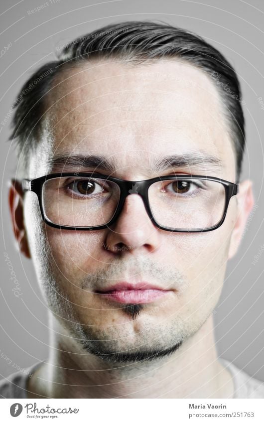 Gesucht Student maskulin Mann Erwachsene 1 Mensch 30-45 Jahre Brille schwarzhaarig kurzhaarig Scheitel Dreitagebart beobachten einzigartig nerdig retro Bildung