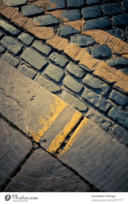 Straßenmuster blau braun gelb Straßenbelag Straßenverkehr Stein Pflastersteine Bürgersteig verrückt Linie Geometrie gerade Strukturen & Formen einfach hart