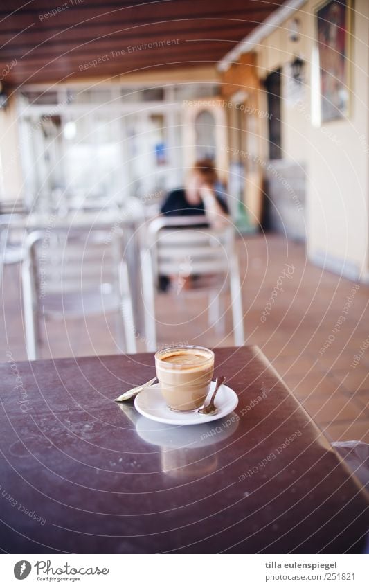 ä gläßchen heeßen Getränk Heißgetränk Kaffee Teller Glas Löffel Flüssigkeit mehrfarbig Spanien Untertasse Tisch Stuhl Milchkaffee Tischplatte Raum Pause
