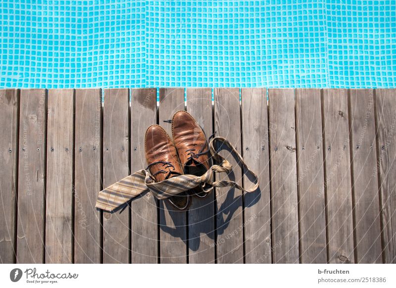 Mittagspause am Pool Leben Erholung Schwimmbad Ferien & Urlaub & Reisen Sommerurlaub Schwimmen & Baden Krawatte Schuhe Freundlichkeit frisch blau braun Freude