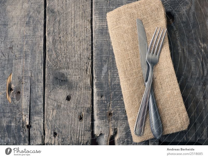 Altes Besteck auf einem Holztisch Mittagessen Festessen Messer Gabel Stil Restaurant alt retro antique Hintergrundbild black blank brown cloth copy cutlery