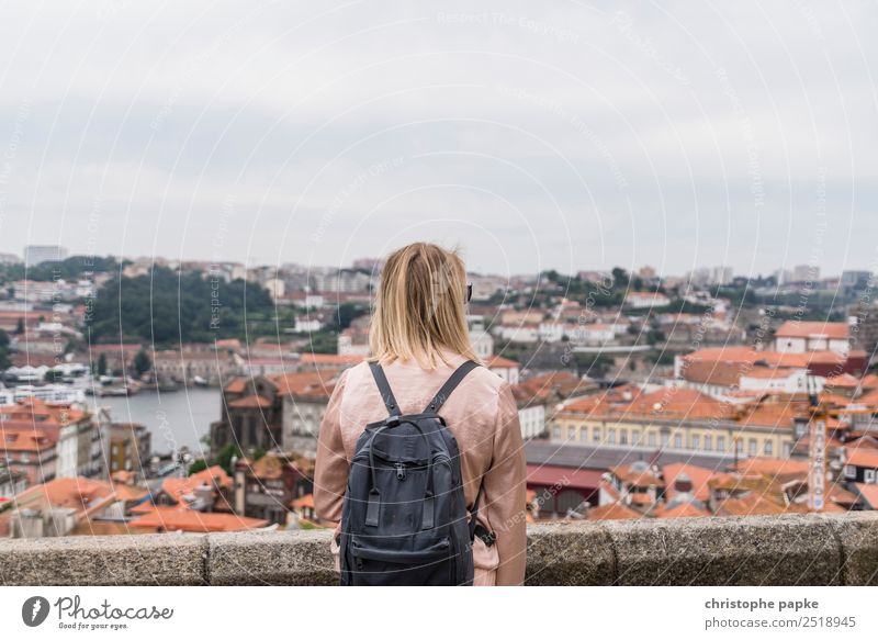 Blick über Porto Ferien & Urlaub & Reisen Ausflug Sightseeing Städtereise Sommer Sommerurlaub feminin Junge Frau Jugendliche 1 Mensch 30-45 Jahre Erwachsene