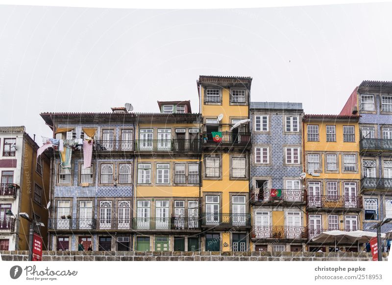 Häuser am Douro Porto Stadt Hafenstadt Stadtzentrum Altstadt Haus Mauer Wand Fassade Balkon Fenster Sehenswürdigkeit Wahrzeichen alt historisch