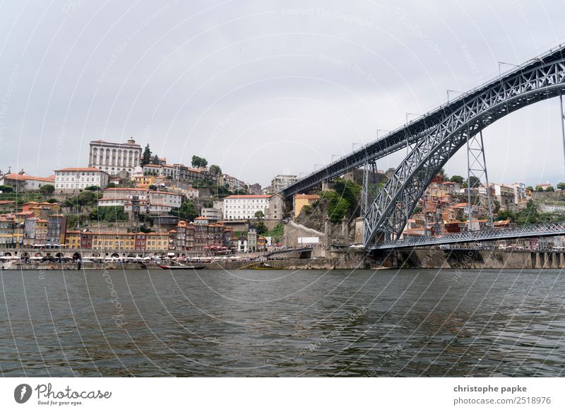 Blick auf Altstadt Porto und Ponte Dom Luís I Ferien & Urlaub & Reisen Städtereise Portugal Stadt Hafenstadt Stadtzentrum Stadtrand Skyline Menschenleer Haus