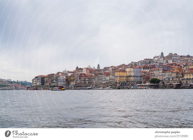 Porto und Douro Ferien & Urlaub & Reisen Sightseeing Städtereise Sommer Stadt Hafenstadt Stadtzentrum Stadtrand Altstadt Skyline Menschenleer Haus Gebäude