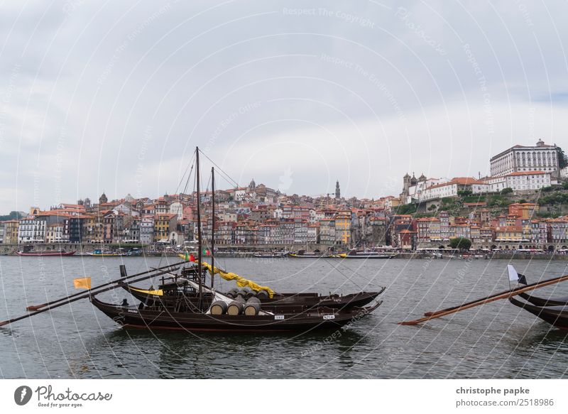 Porto mit Booten im Vordergrund Himmel Wolken Küste Flussufer Douro Stadt Stadtzentrum Stadtrand Altstadt Skyline Schifffahrt Fähre Segelschiff Ruderboot