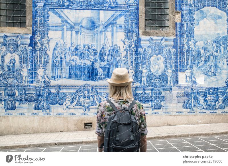 Rückansicht einer Frau, die auf Azulejos in Porto schaut Ferien & Urlaub & Reisen Tourismus Ausflug Städtereise Sommer Sommerurlaub Junge Frau Jugendliche 1