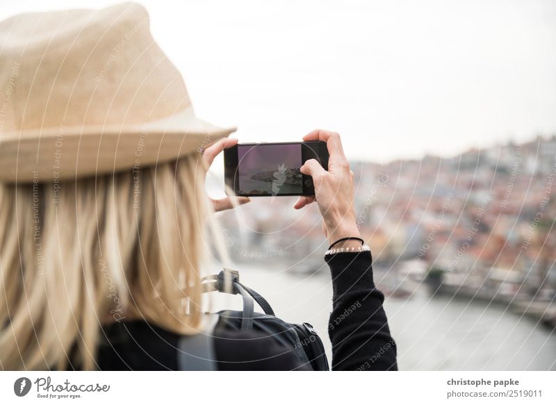 Blonde frau fotografiert mit Smartphone Porto Freizeit & Hobby Ferien & Urlaub & Reisen Tourismus Sightseeing Städtereise Frau Erwachsene 1 Mensch 30-45 Jahre